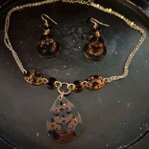 Stella dot black/brown print, gold, teardrop necklace and earring set